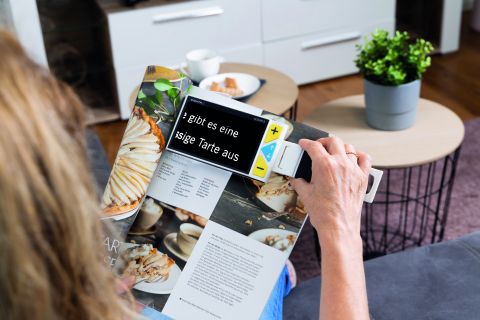 Mit einer elektronischen Lupe wieder lesen können